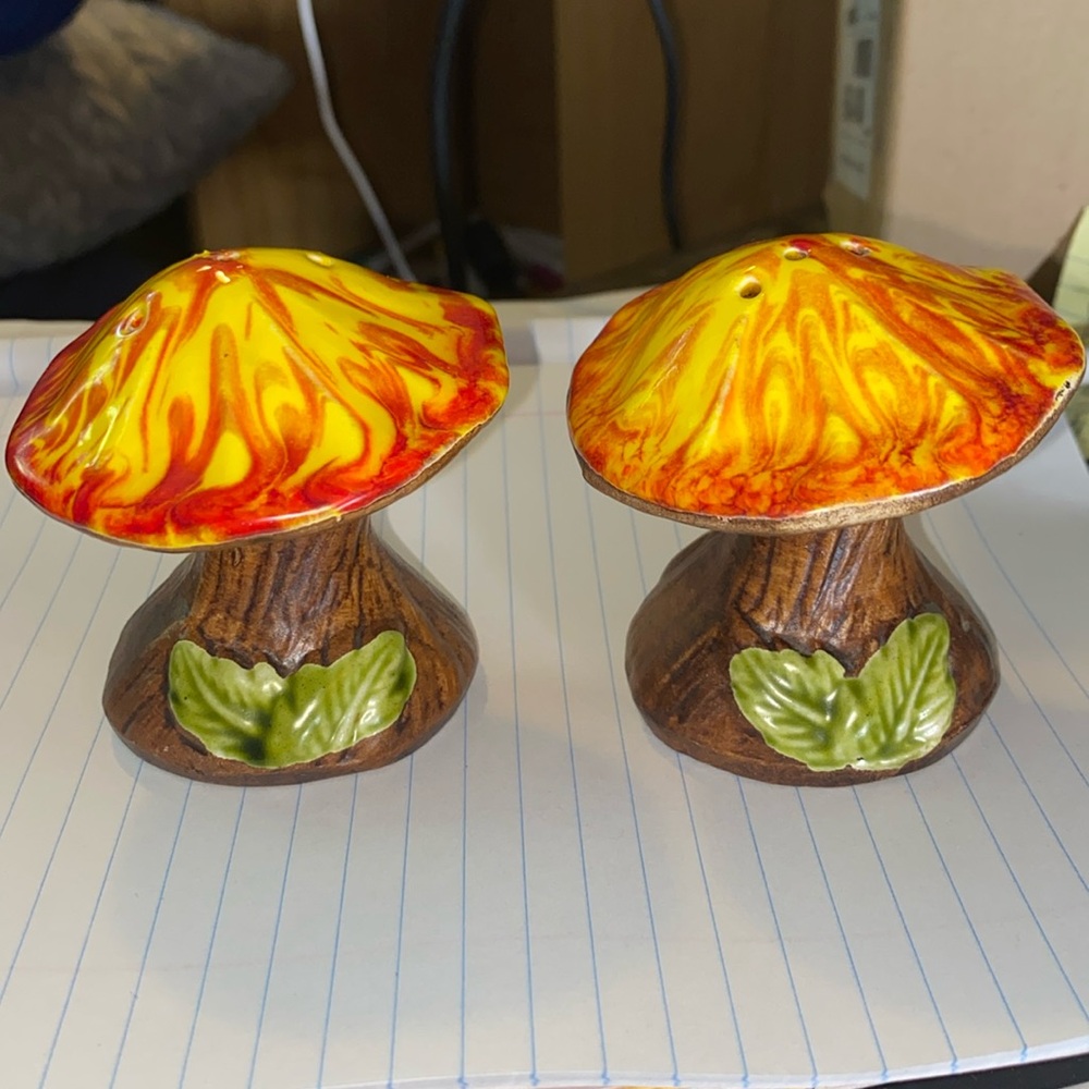Vintage Treasure Craft Merry Mushroom salt and pepper